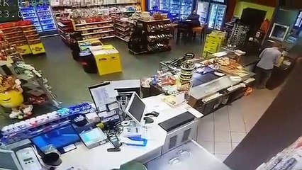 Un homme pointe une arme sur la caissière d’une station service, elle répond qu’elle est occupée !