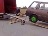 Technique russe dangereuse pour charger une voiture dans un camion