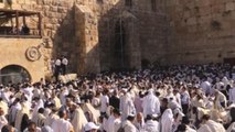 Thousands of Orthodox Jews celebrate Passover at Jerusalem´s Western Wall