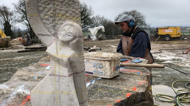 Vallée des Saints : Inès Ferreira sculpte Sainte Yuna