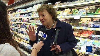 Pugliesi contrari all'apertura dei centri commerciali a Pasquetta intervistati mentre passeggiano nell'ipermercato aperto "visto che stanno aperti..."