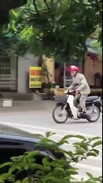 Ông già lái xe máy chạy quanh phố lại tiếp tục "trình diễn" nhún nhảy