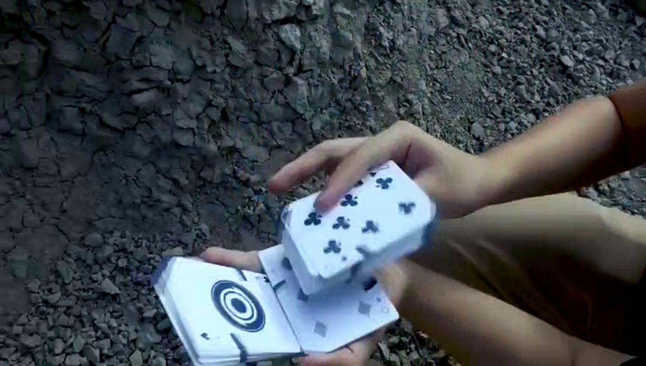 Ses tours de cartes vous feront perdre la tête