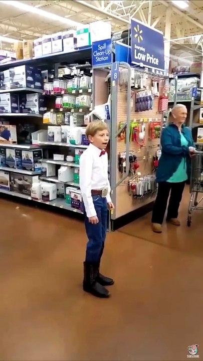 Cet enfant chante en "Yodel" comme un suisse avec la voix qui dérape !