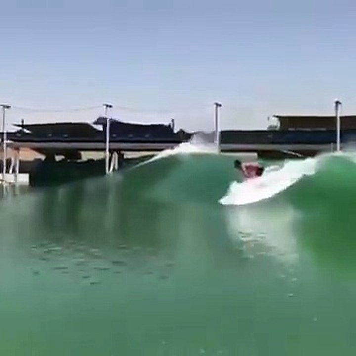 Surfer une vague causée par un train !! Projet de Kelly Slater