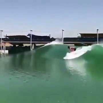 Surfer une vague causée par un train !! Projet de Kelly Slater