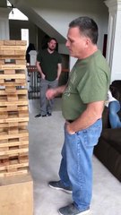 Meilleur coup de JENGA jamais vu ! il enlève un étage !
