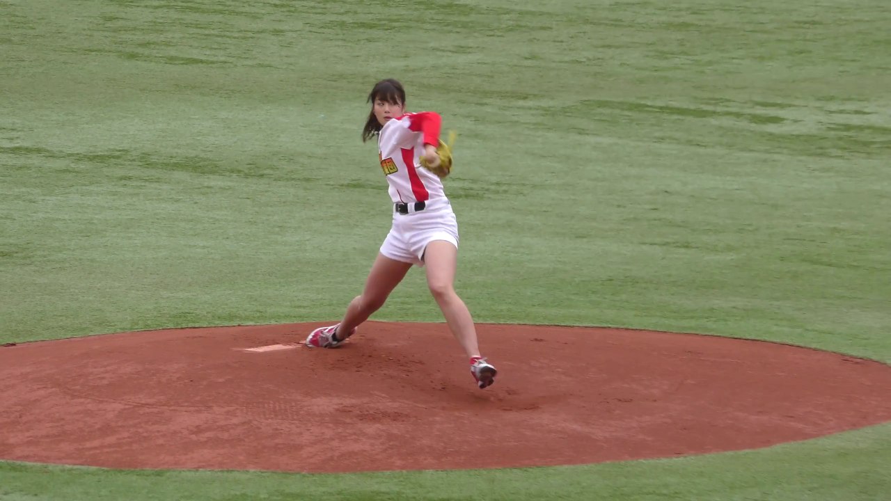神ピッチング 稲村亜美一打席勝負！千葉ロッテ 2016 ファン感謝デー 始球式の女王 Japa...
