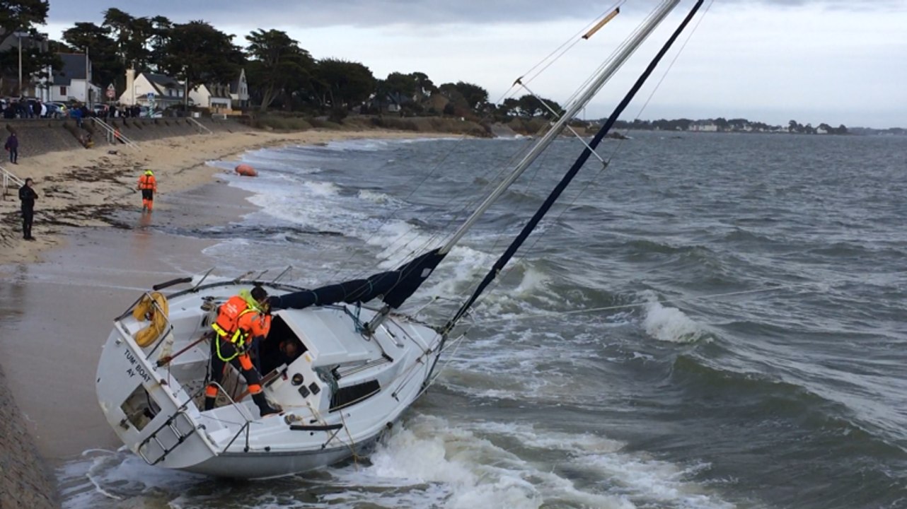 La SNSM de La Trinité-sur-Mer remorque un voilier échoué sur la plage