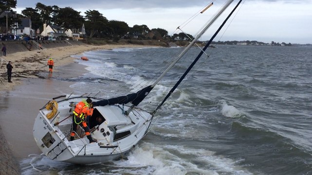 La SNSM de La Trinité-sur-Mer remorque un voilier échoué sur la plage