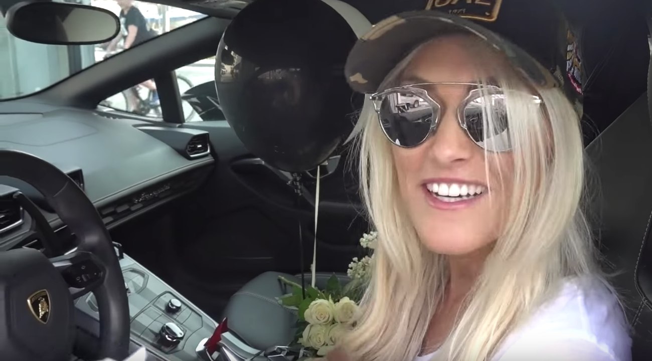 Son copain lui offre une Lamborghini pour Pâques
