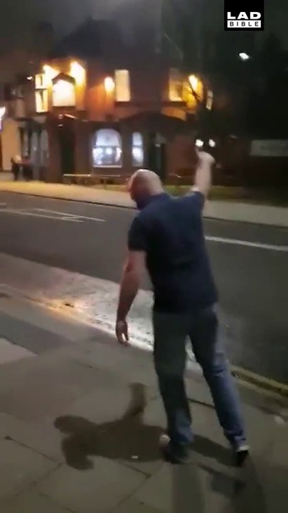 Quand tu as un peu trop arrosé la soirée... KO la tête contre un magasin