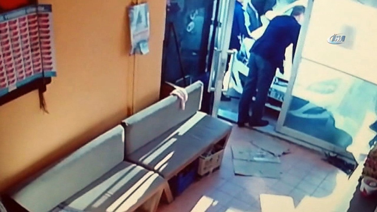 Meraklı vatandaşın ölümden döndüğü anlar güvenlik kameralarına böyle yansıdı