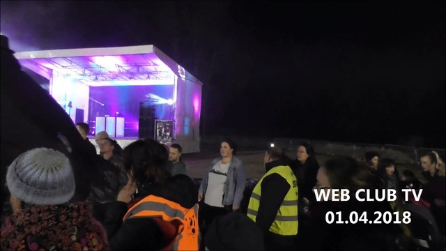 Parade de nuit Fuegus Tribal (cracheur de feu) Allume le feu rendent hommage à Johnny Hallyday au théâtre de verdure à Denain