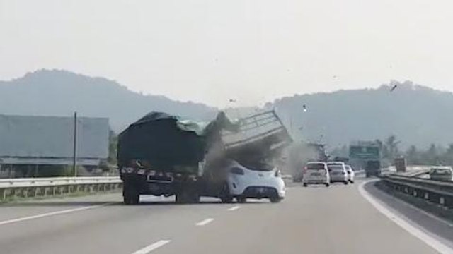 Egg-splosive egg-cident on North-South Expressway