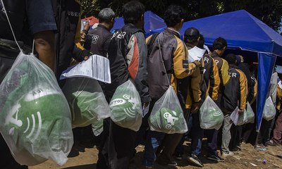 Benang Kusut Ojek Online di Indonesia