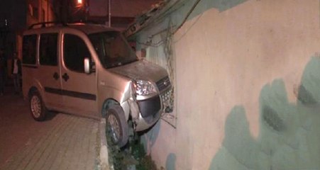 Bağcılar'da Otomobil Evin Oturma Odasına Girdi: 1 Yaralı