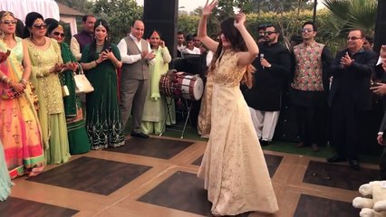 Laila Main Laila -  Pakistani Girl Dance _  Raees