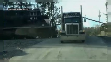 Nem tudott elhajtani a vonat elől egy teherautó