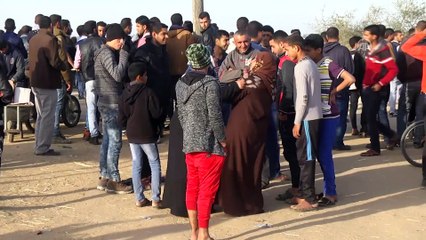 Ekmek yapıp dağıtarak Filistinli göstericilere destek oluyor - GAZZE