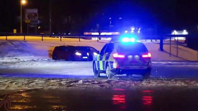 Une voiture de police interrompt des jeunes qui driftent sur de verglas pour... faire du drift