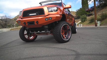 VÍDEO: llantazas para el este Toyota Tundra, ¡se han pasado!