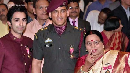 MS Dhoni Recieves Padma Bhushan, Twitter ERUPTS With Joy!