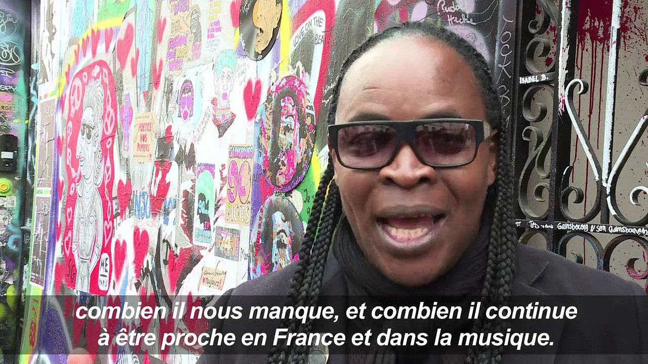 Les fans de Serge Gainsbourg fêtent son anniversaire à Paris