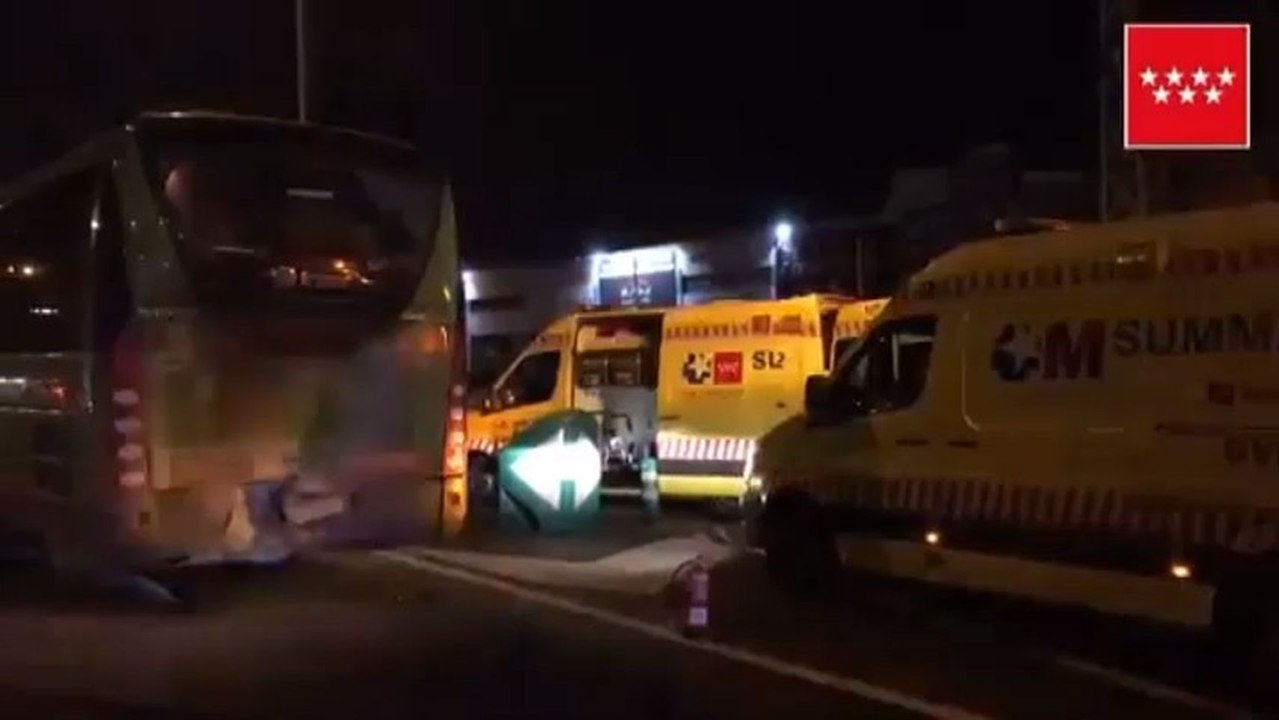Aparatoso accidente entre un autobús y un camión en Pinto