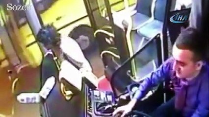 Halk otobüsünün açık bırakılan ön kapısından böyle düştü