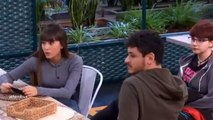 Cepeda y Aitana charlan mientras esperan para ir a plató a ensayar. OT2017