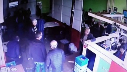 Epilepsi geçiren adama yardım bahanesiyle yaklaşıp gasp etti, çaldığı paraları ağzına böyle attı