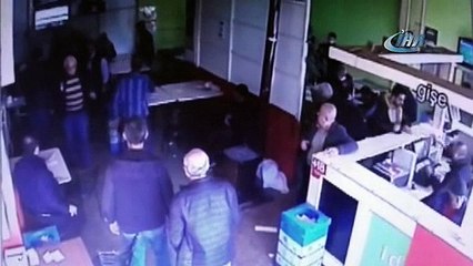 Sara nöbeti geçiren adama yardım bahanesiyle yaklaşıp, parasını çaldı