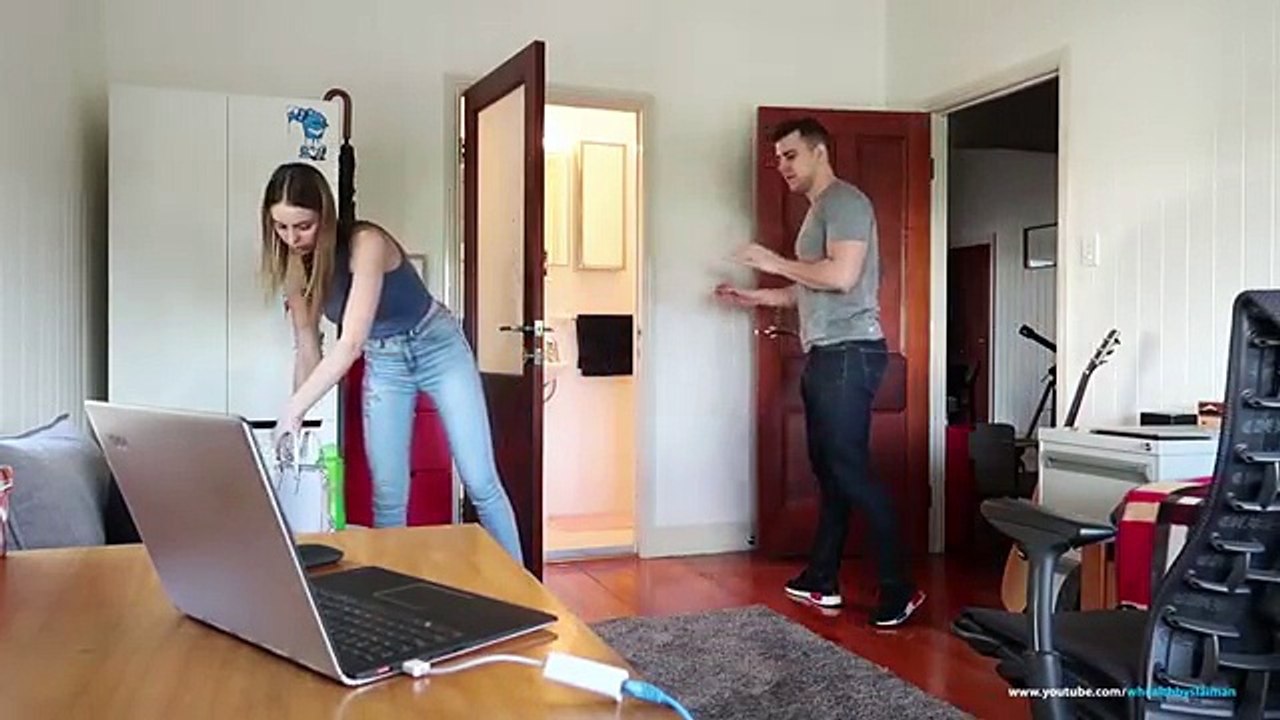 Girlfriend UNDRESSING on Live Stream PRANK!