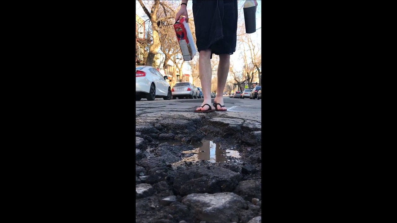 Cet habitant de Montréal mange ses céréales dans un nid de poule  pour protester  contre l'état qui ne fait rien pour l'état des routes