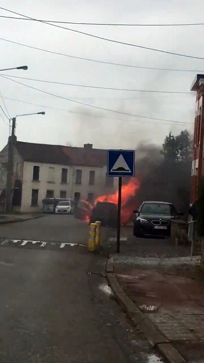 Voiture en feu à Mont-sur-Marchienne
