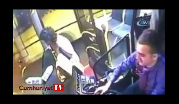 Seyir halindeki halk otobüsünden düşen yolcu ölümden böyle döndü