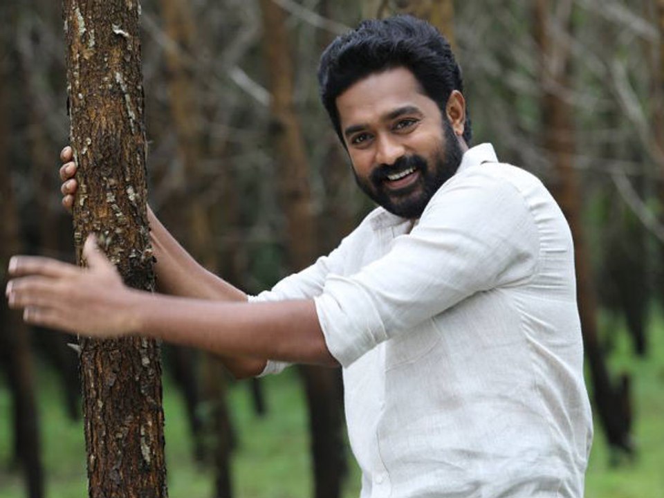 വിമർശിച്ച സംവിധായകന് ചുട്ട മറുപടിയുമായി ആസിഫ് അലി | filmibeat Malayalam