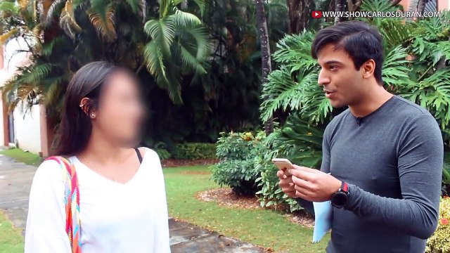 Este Mago BESA a MUJERES en la calle con su TRUCO DE MAGIA