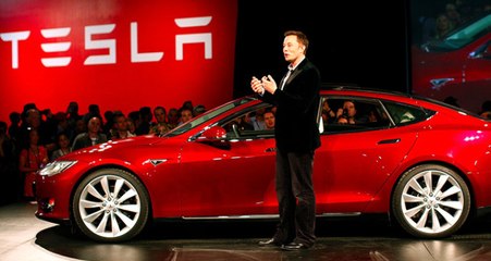 Elon Musk Kolları Sıvadı! Model 3'ün Başına Geçti