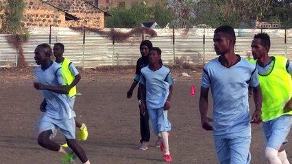 حب كرة القدم يدفع "الأخت المدربة" السودانية الى فريق الرجال