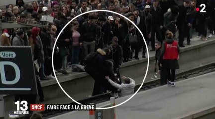 Une femme tombe sur les voies à la Gare de Lyon - ZAPPING ACTU DU 03/04/2018