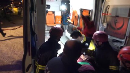 Kocaeli Otomobil Kapatılan Yola Konulan Bariyere Çarptı: 2 Yaralı