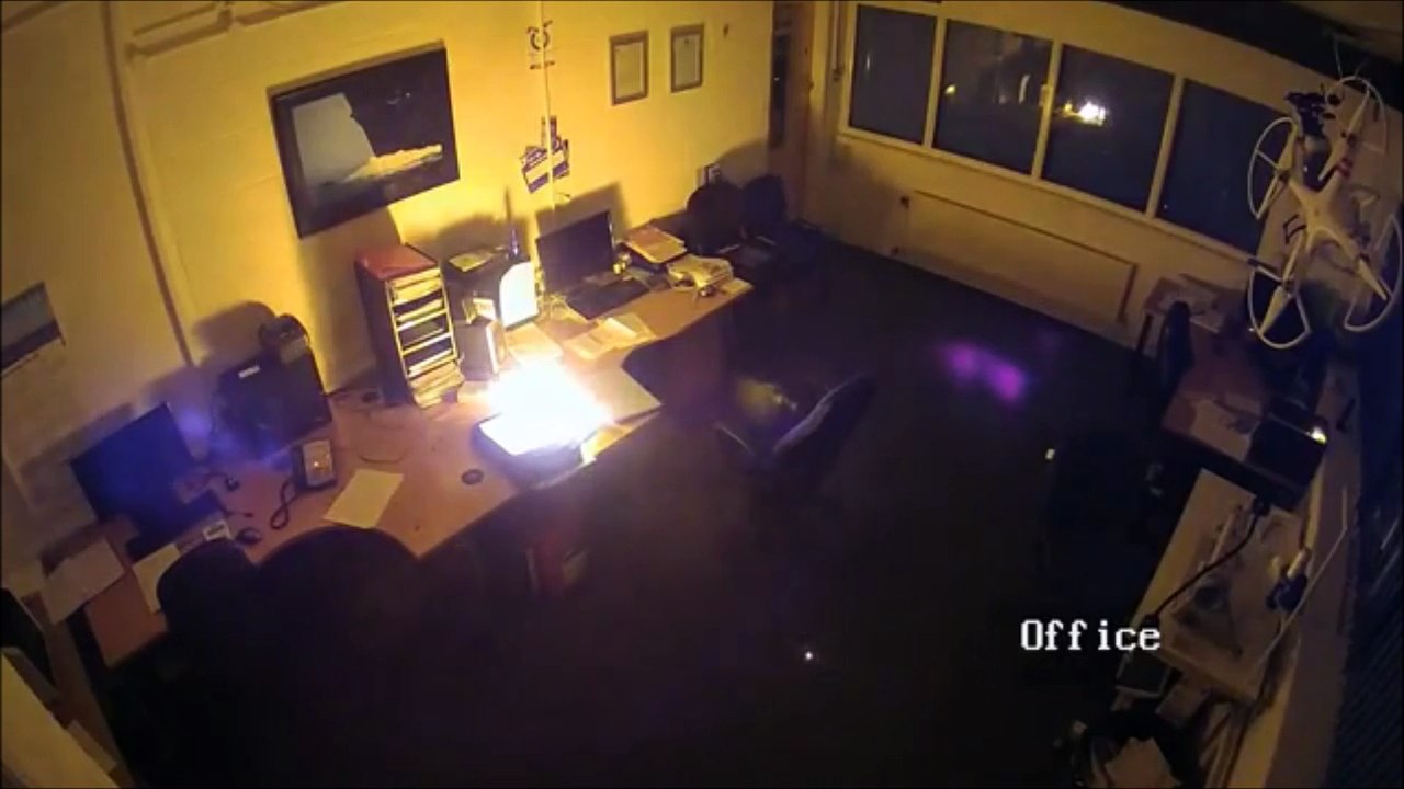 Un ordinateur portable explose en pleine nuit et enflamme le bureau