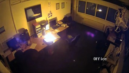 Un ordinateur portable explose en pleine nuit et enflamme le bureau