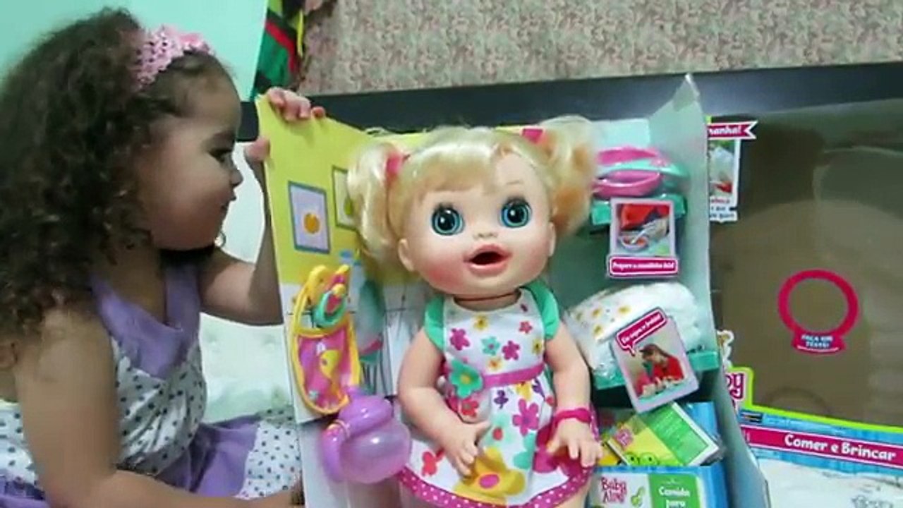 Abrindo minha baby alive por Ester minha irmãzinha .