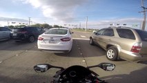 Motard vs Voiture qui grille un feu rouge (Texas)