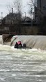 Ces hommes sur leur bateau se retrouvent piégés dans un barrage
