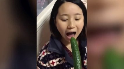 Il piège sa copine avec un concombre