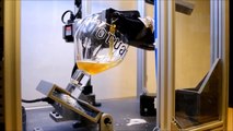 Ce robot sert la bière à la perfection - Invention d'étudiants belges évidemment